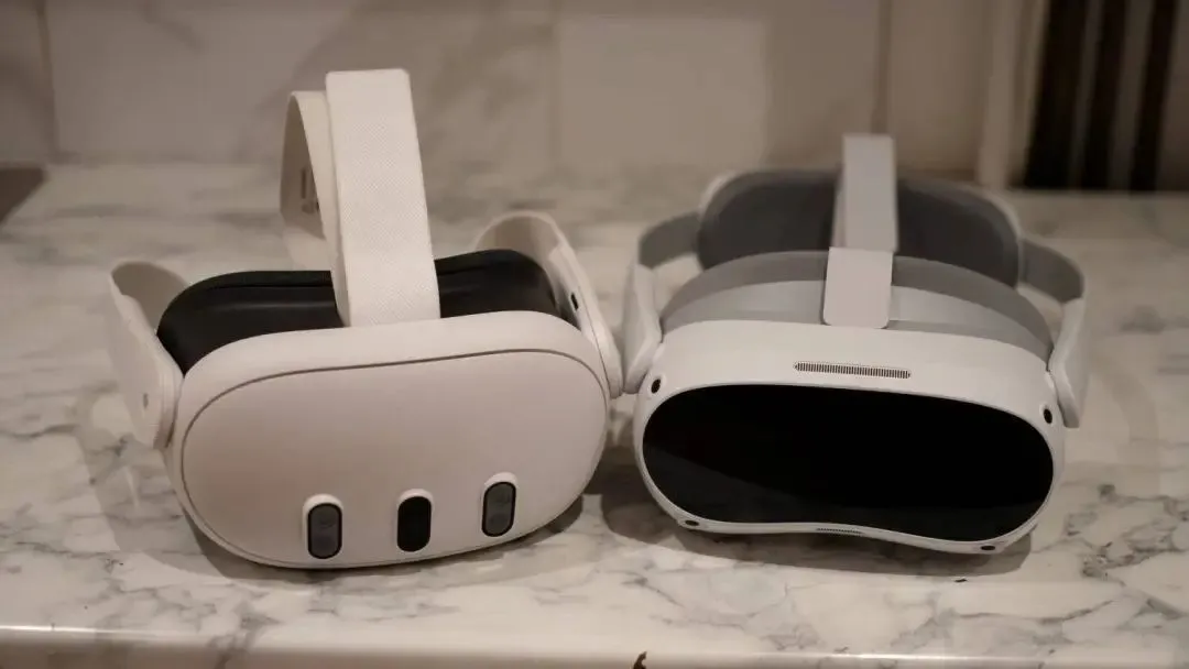 Meta Quest 3（左）與 Pico 4（右）都還屬于印象中比較傳統的 VR 設備形態｜ThreeSixty Cameras