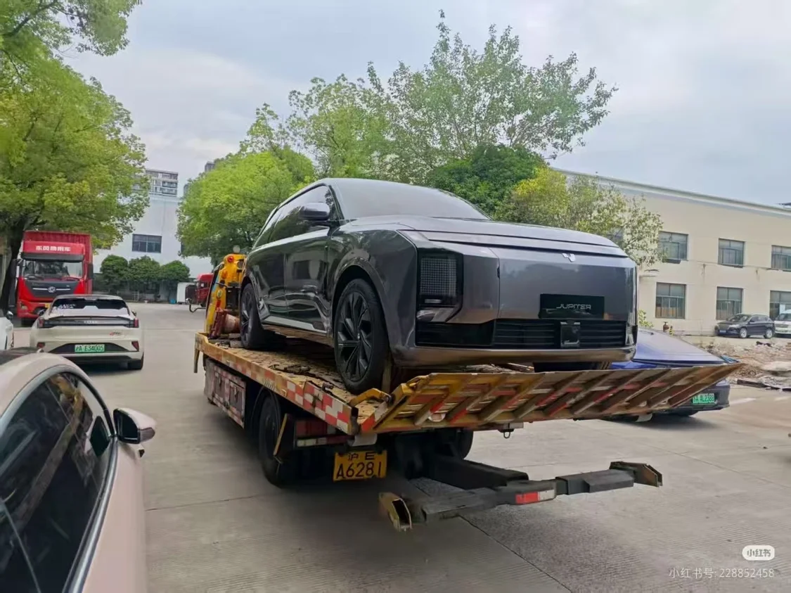 極越09中大型SUV實車曝光：配像素大燈 網友表示像理想